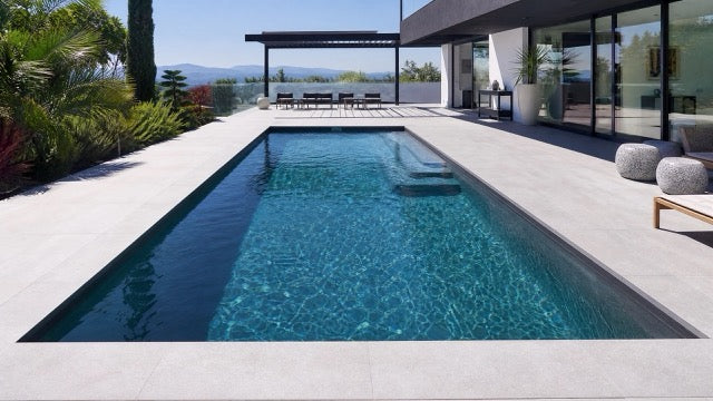 Piscina finita in microcemento